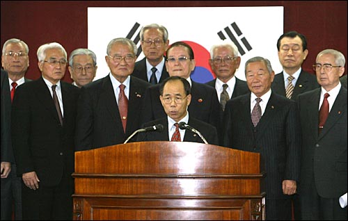 26일 오전 서울 송파구 향군회관에 모인 역대 국방장관, 합참의장, 육·해·공군 참모총장들이 노무현 대통령의 지난 21일 민주평통자문회의 발언에 대해 전면 취소와 대국민사과를 요구하는 성명을 발표하고 있다. 